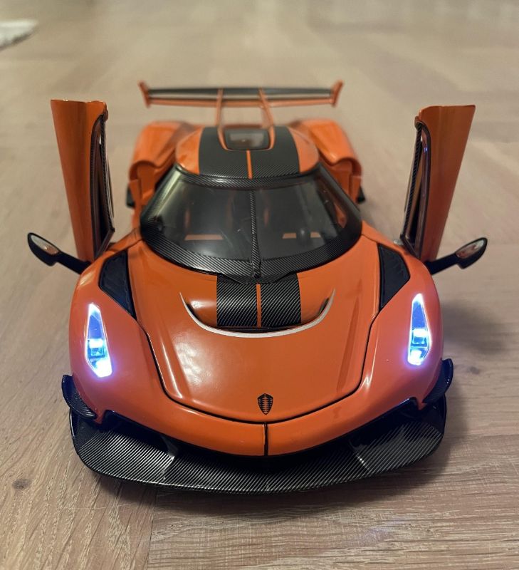 1:24 scale Koenigsegg Jesko with Spraying diecast model car (CZ163AD)