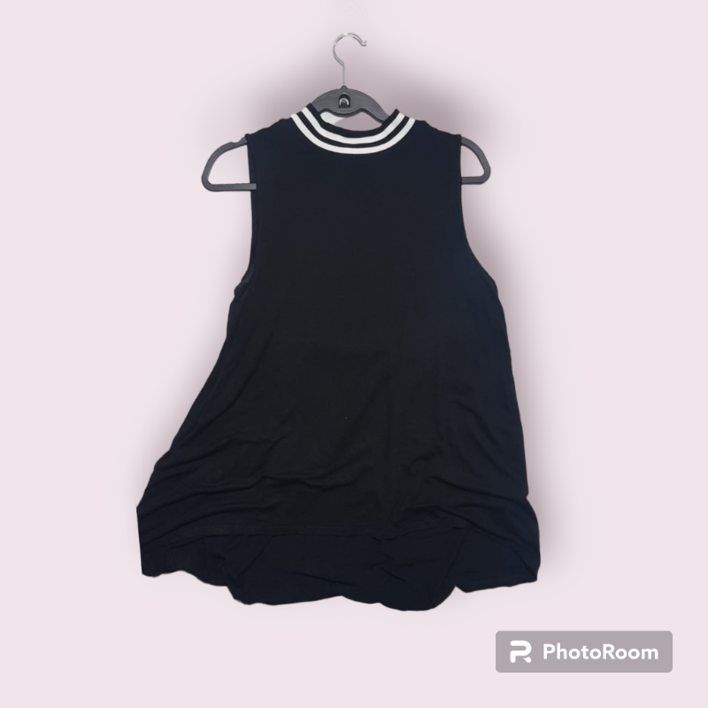 Bluson negro sin magas cuello alto