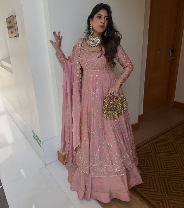 WOMEN'S  PARTY WEAR LOOK  GOWN WITH LAHENGHA AND EMBROIDERY  WORK