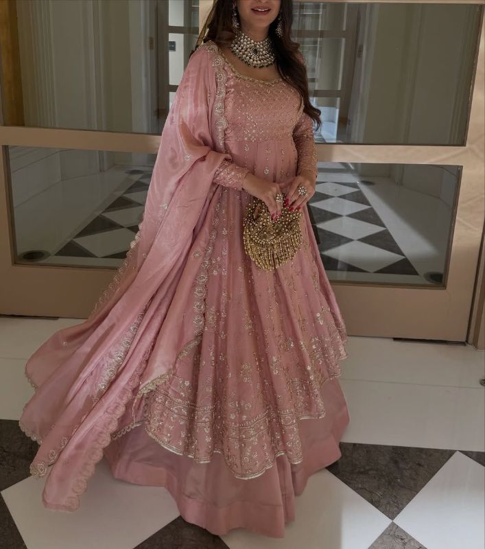 WOMEN'S  PARTY WEAR LOOK  GOWN WITH LAHENGHA AND EMBROIDERY  WORK