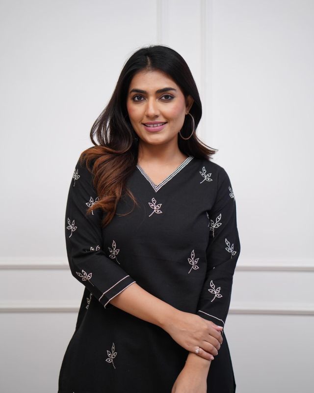 WOMEN'S EMBROIDERED SLUB REYON KURTI