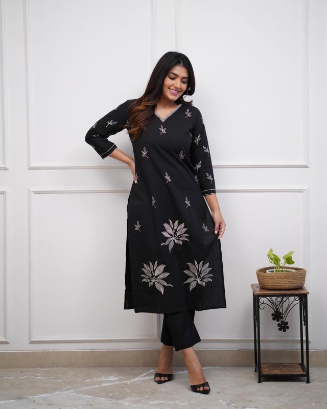 WOMEN'S EMBROIDERED SLUB REYON KURTI