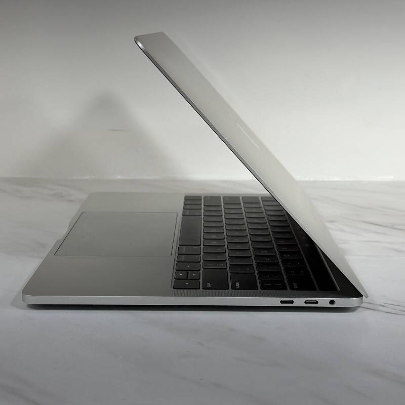 Apple MacBook Pro 2018 13in (512GB SSD, i7, 16GB)