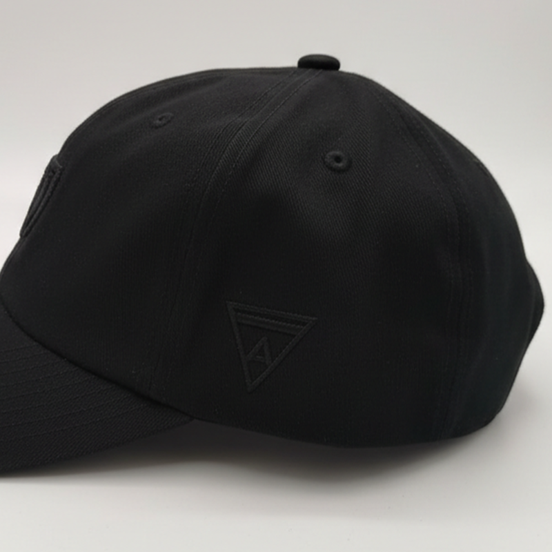 Gorra Classic Temporada 2025-2026 Negra Logo Minimalista Frontal Negro Pequeño