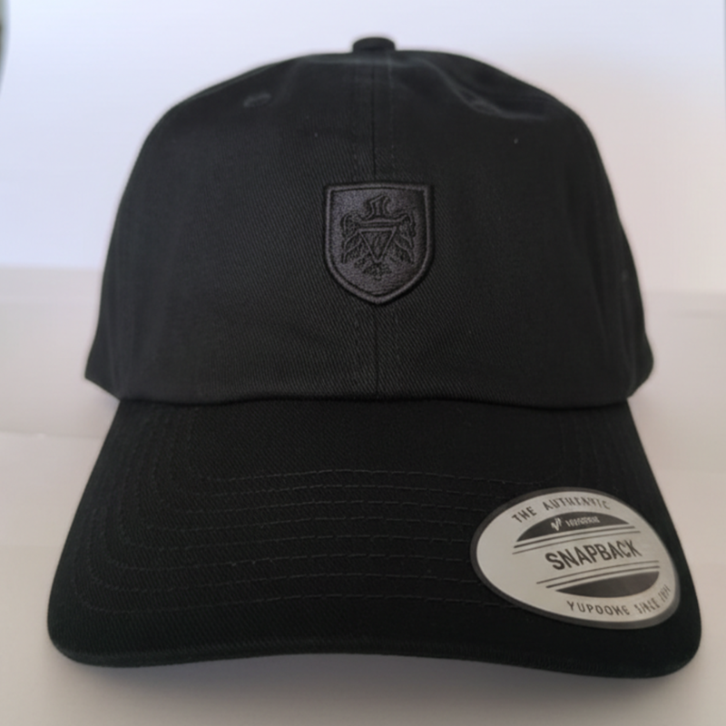 Gorra Classic Temporada 2025-2026 Negra Logo Minimalista Frontal Negro Pequeño