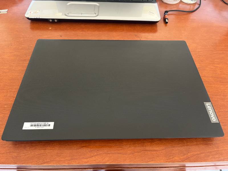 Laptop Lenovo AMD A6 9gen 4Ram  y 128gb SSD Gris