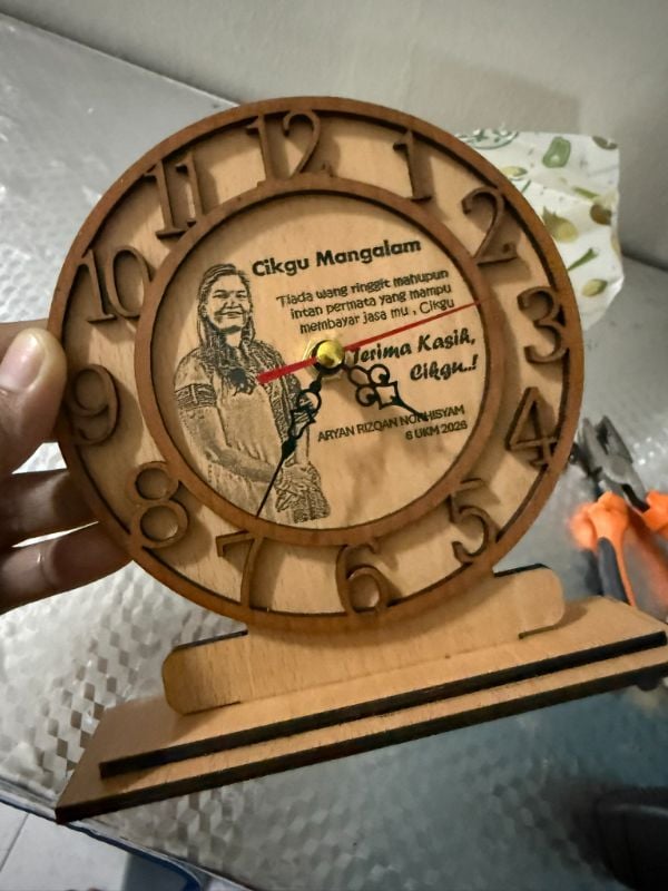 Jam Kayu Custom Ukir Wajah & Ucapan – Hadiah Istimewa Hari Guru / Kenangan Abadi
