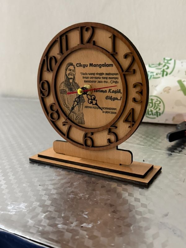 Jam Kayu Custom Ukir Wajah & Ucapan – Hadiah Istimewa Hari Guru / Kenangan Abadi