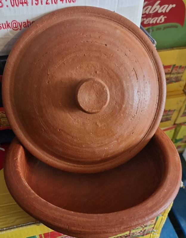 KAYAL Earthnewera Pathirichatti Chatti With Lid Red