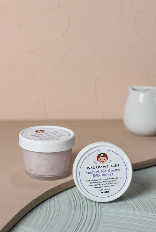 Yoghurt ice cream mix berry
