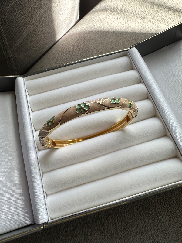 Brazalete esmaltado - Aleación de metales con baño dorado.