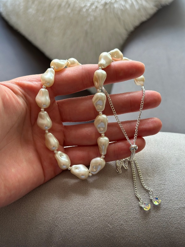 Collar regulable con perlas - detalles
plateados