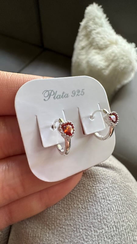 Argollas 13mm. con cristal rojo, corazón 
- Plata 925