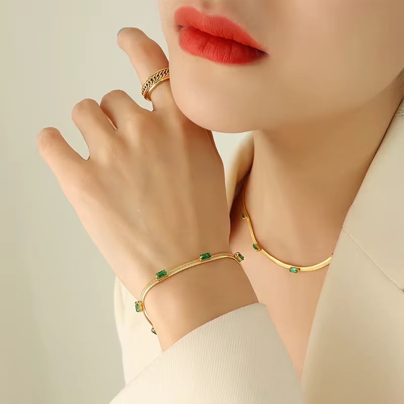 Collar con cristales verdes - Acero
316L con enchapado en oro.