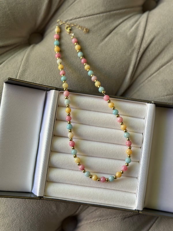 Collar con piedras de colores y bolitas doradas - Fantasía