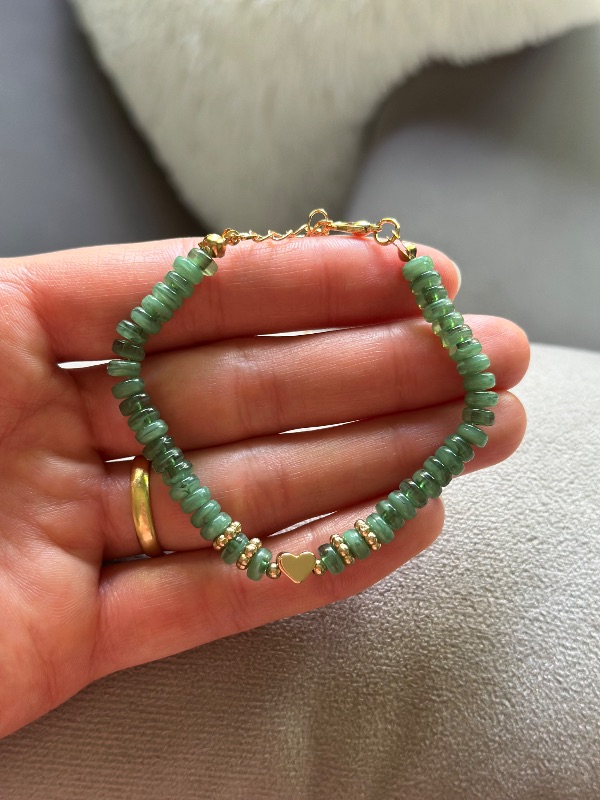 Pulsera de mostacillas con dije corazón
- Acero Dorado.