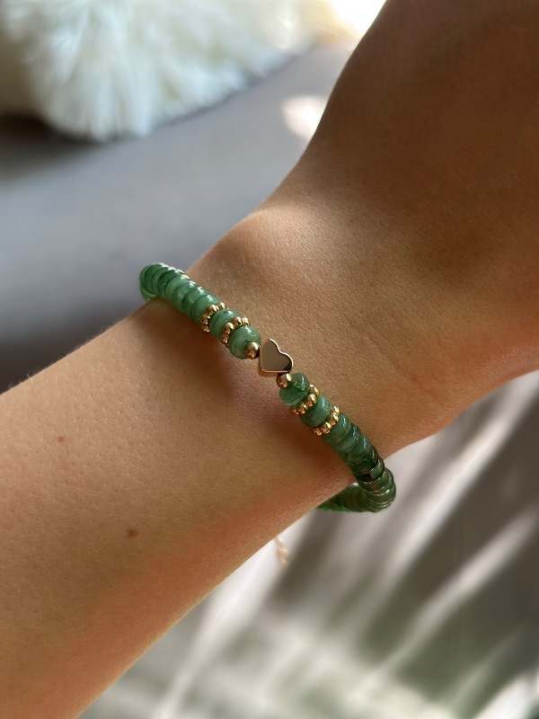 Pulsera de mostacillas con dije corazón
- Acero Dorado.
