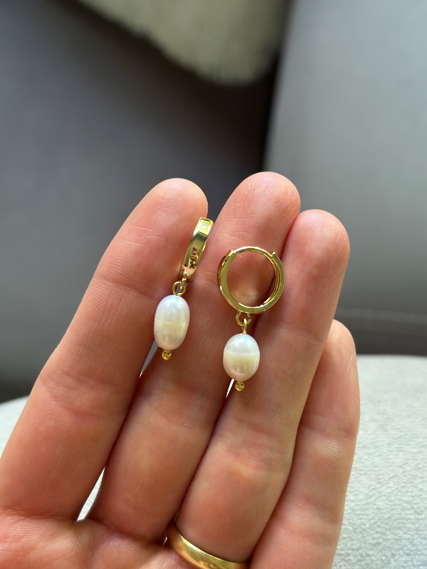 Argollas 14mm. con perla colgante - Cobre con baño en oro 18K.