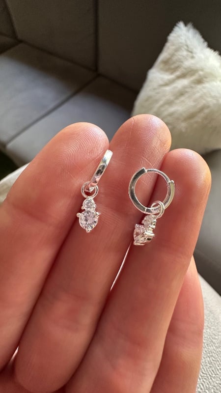 Argollas 10mm. con dije con cristales -
Plata 925