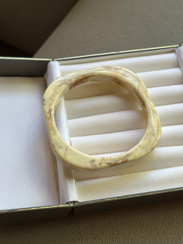 Brazalete de resina 1952