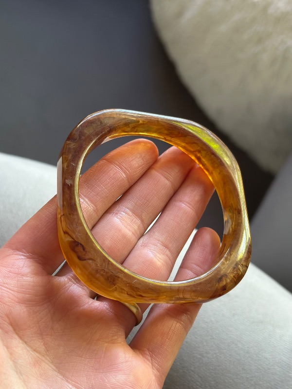 Brazalete de resina 1962