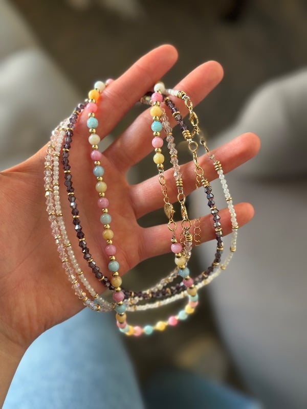 Collar con piedras de colores y bolitas doradas - Fantasía