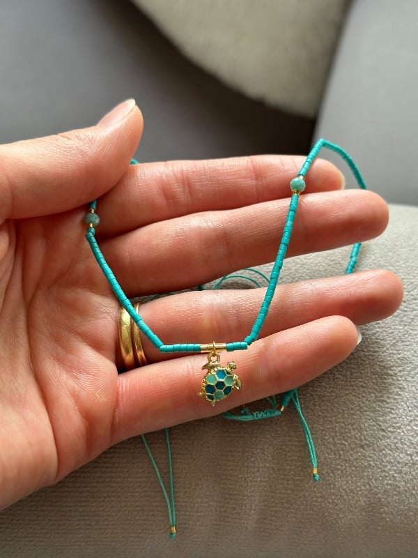 Chocker de hilo regulable, con dije dorado