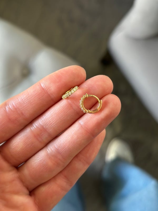 Argollas con cristales 13mm. - Acero Dorado ARD2219