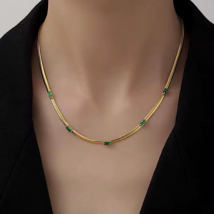 Collar con cristales verdes - Acero
316L con enchapado en oro.