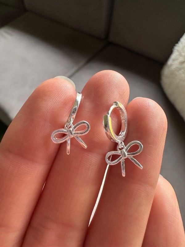Argollas lisas 11mm. con dije moño
- Plata 925
