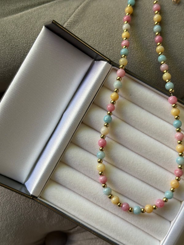 Collar con piedras de colores y bolitas doradas - Fantasía