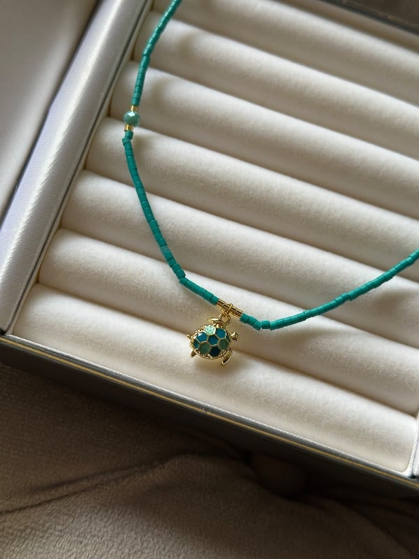 Chocker de hilo regulable, con dije dorado