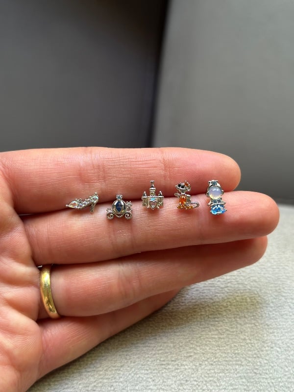 Set de aros cenicienta x5 unidades -
Cobre con baño de plata.