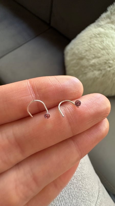 Piercing engarzado con cristal rosado 2mm. -
Plata 925