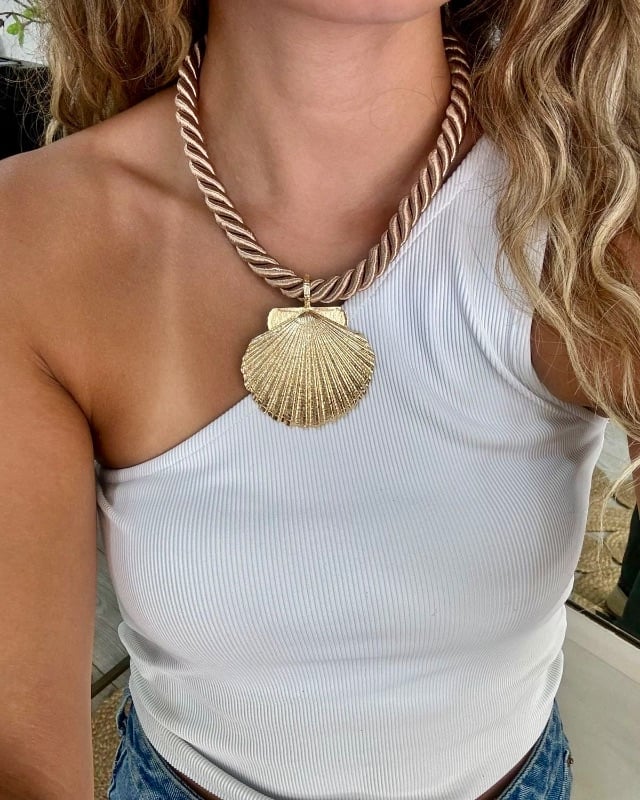 Collar de cordón con dije de concha
dorada