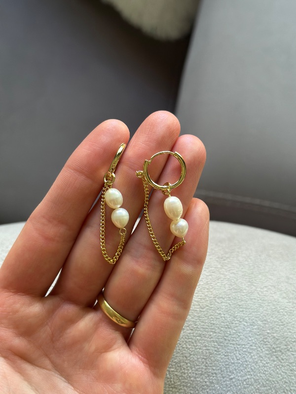 Argollas 17mm. con cadena y perlas -
Cobre con baño en oro 18K.