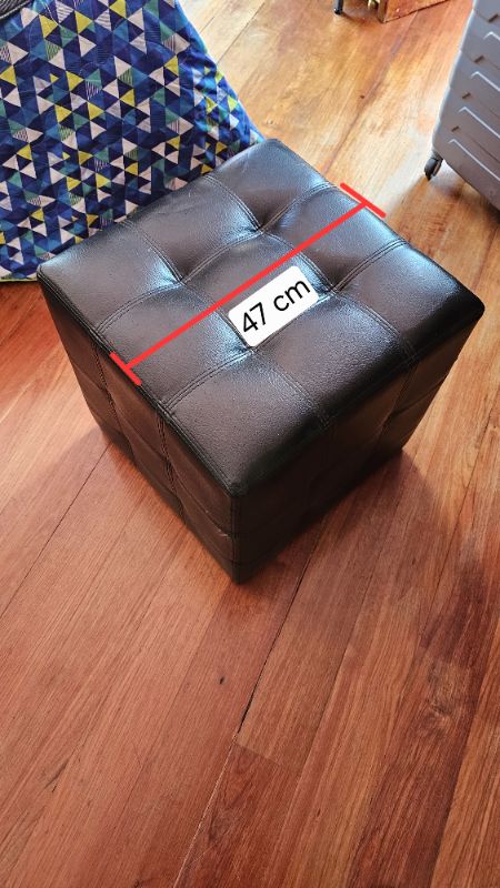 Juego de sala modular en cuerotex negro – 7 puestos + 2 puffs