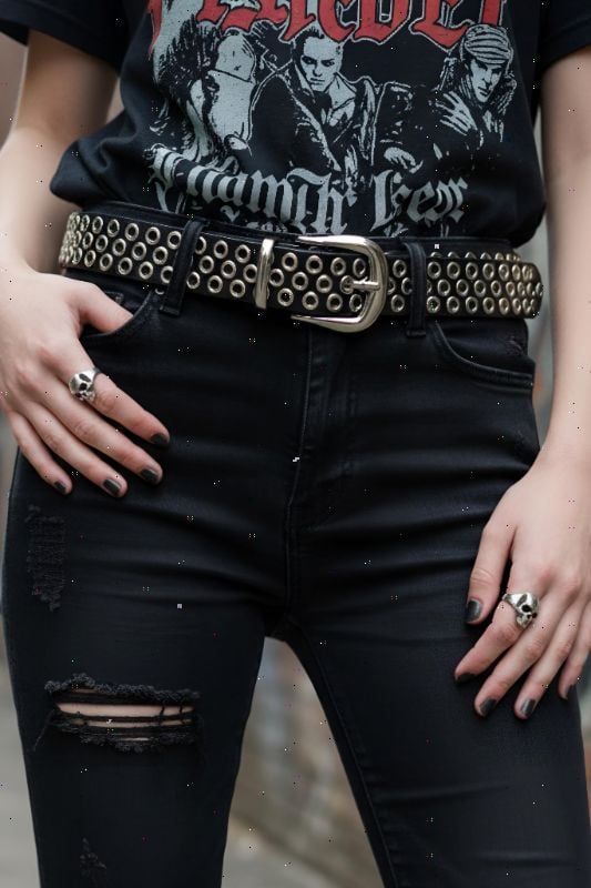 Cinturon Negro/Marron con Tachas Perforadas