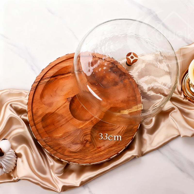 حامل كعك على الطراز الهندي بطول 33 سم، بقاعدة خشبية منحوتة مرصعة وغطاء زجاجي.