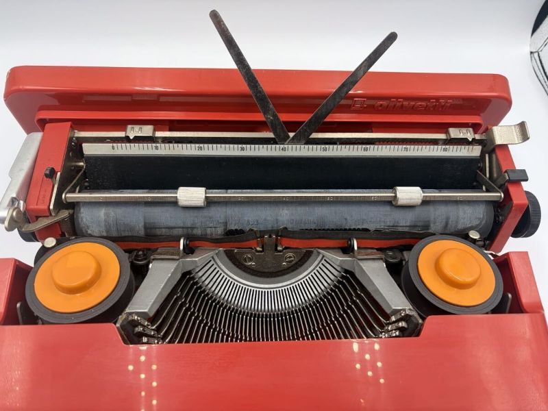 Máy đánh chữ Typewriter Olivetti Valentine RED made in Spain