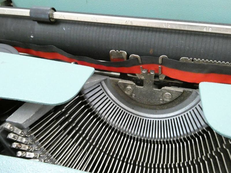 Máy đánh chữ Typewriter Olivetti Lettera 32 Vintage With Case made in Spain