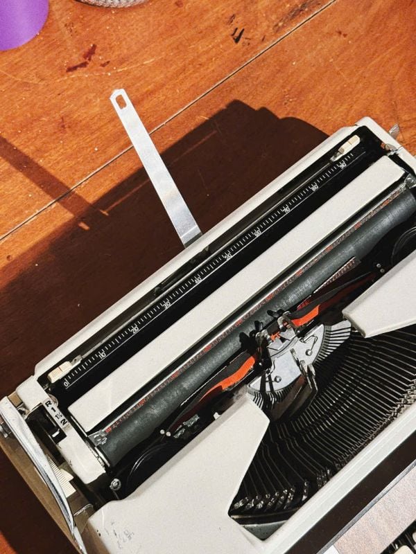Máy đánh chữ Typewriter Olivetti Lettera DL