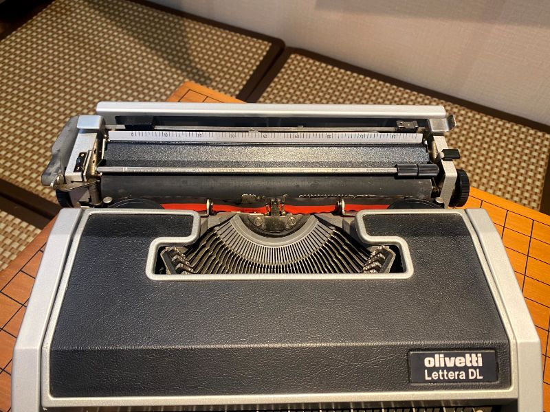 Máy đánh chữ Typewriter Olivetti Lettera DL Vintage With Case made in Spain