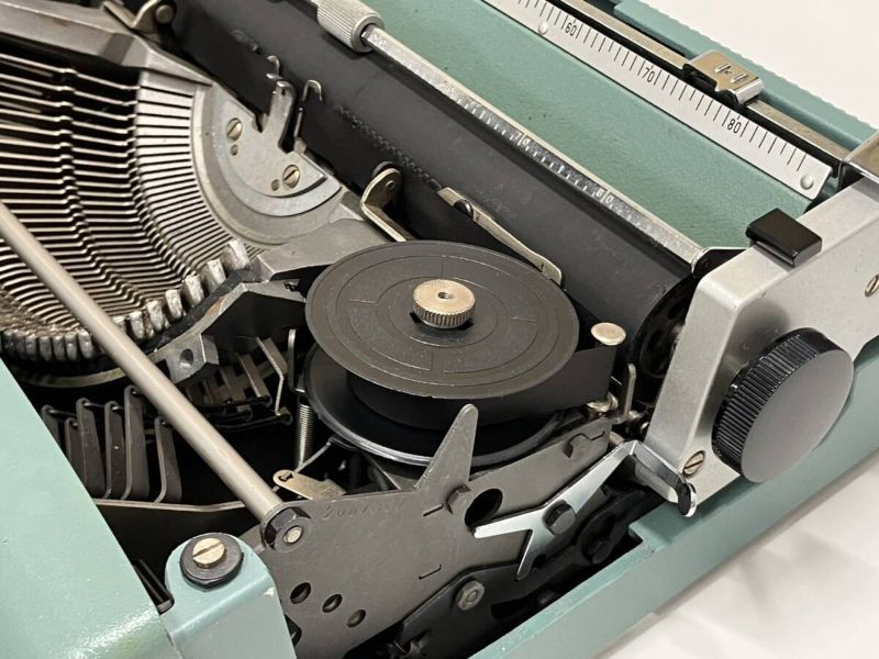 Máy đánh chữ Typewriter Olivetti Lettera 32 Vintage With Case made in Spain