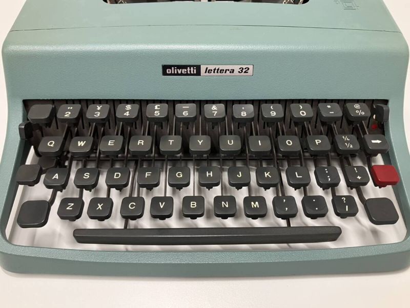 Máy đánh chữ Typewriter Olivetti Lettera 32 Vintage With Case made in Spain