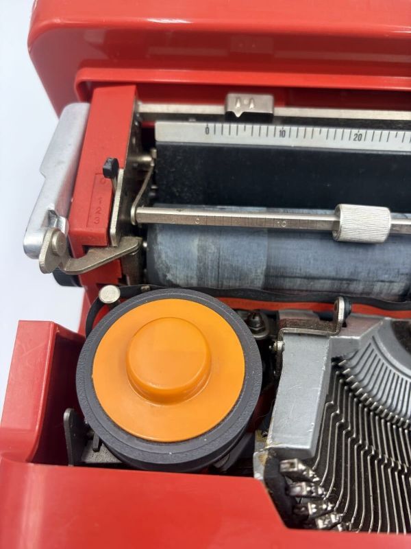 Máy đánh chữ Typewriter Olivetti Valentine RED made in Spain