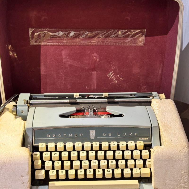 Máy đánh chữ Typewriter Brother Deluxe 233 Vintage With Case made in Japan