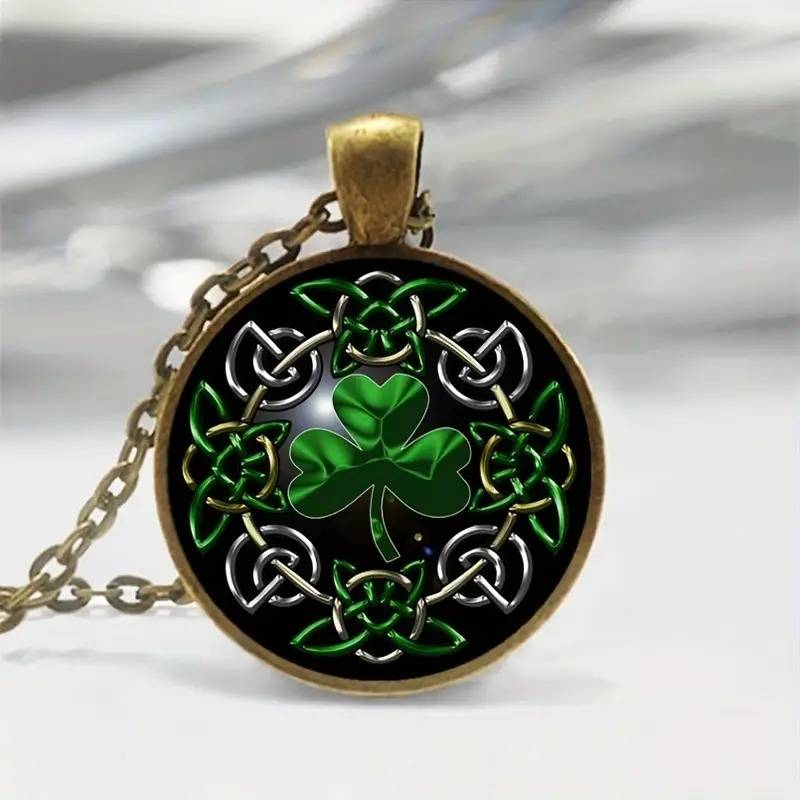 Collar de colgante redondo con diseño de trébol de la suerte celta