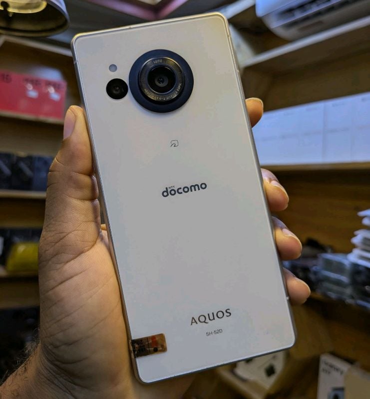 Sharp Aquos R8