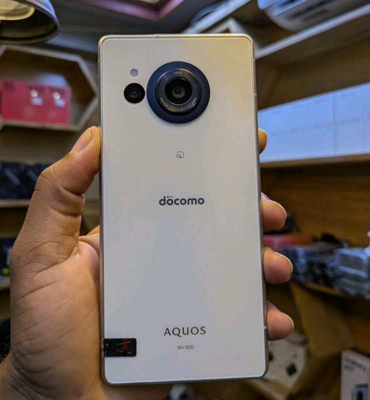 Sharp Aquos R8